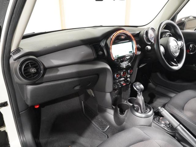 MINI クーパー 禁煙車 コンフォートアクセス バックカメラ リア障害物センサー ストレージコンパートメントパッケージ LEDヘッドライト 純正ナビ ETC 整備付(15枚目)