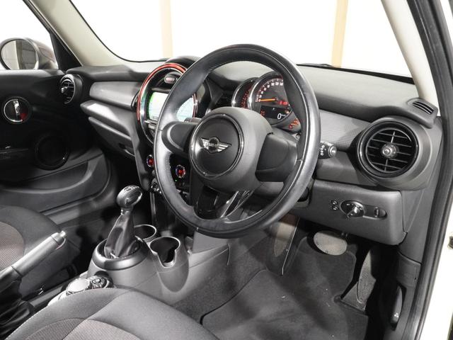 MINI クーパー 禁煙車 コンフォートアクセス バックカメラ リア障害物センサー ストレージコンパートメントパッケージ LEDヘッドライト 純正ナビ ETC 整備付(16枚目)
