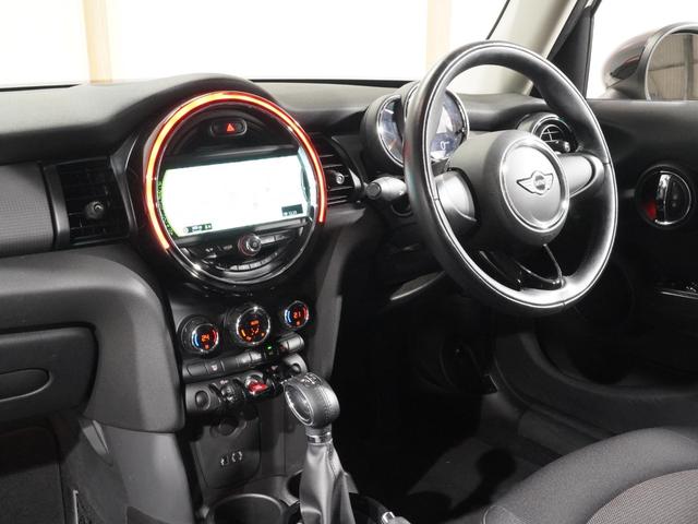 MINI クーパー 禁煙車 コンフォートアクセス バックカメラ リア障害物センサー ストレージコンパートメントパッケージ LEDヘッドライト 純正ナビ ETC 整備付(18枚目)