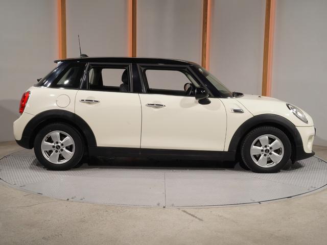 MINI クーパー 禁煙車 コンフォートアクセス バックカメラ リア障害物センサー ストレージコンパートメントパッケージ LEDヘッドライト 純正ナビ ETC 整備付(23枚目)