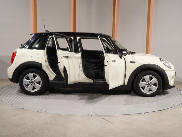 MINI クーパー 禁煙車 コンフォートアクセス バックカメラ リア障害物センサー ストレージコンパートメントパッケージ LEDヘッドライト 純正ナビ ETC 整備付(24枚目)