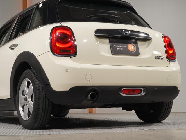 MINI クーパー 禁煙車 コンフォートアクセス バックカメラ リア障害物センサー ストレージコンパートメントパッケージ LEDヘッドライト 純正ナビ ETC 整備付(26枚目)