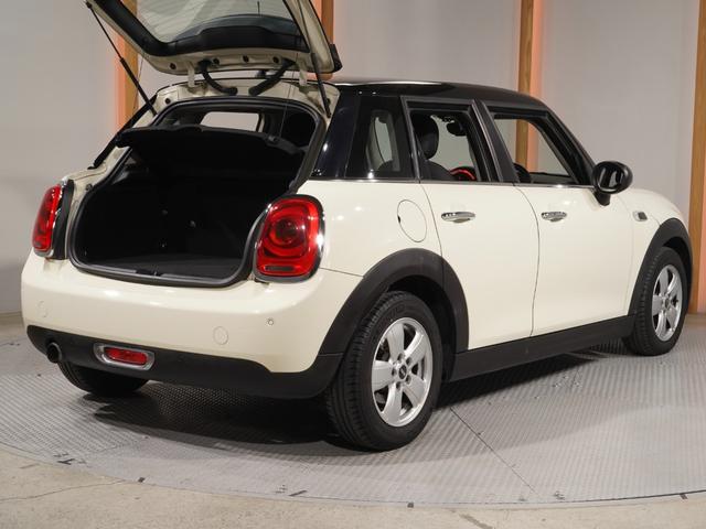 MINI クーパー 禁煙車 コンフォートアクセス バックカメラ リア障害物センサー ストレージコンパートメントパッケージ LEDヘッドライト 純正ナビ ETC 整備付(28枚目)