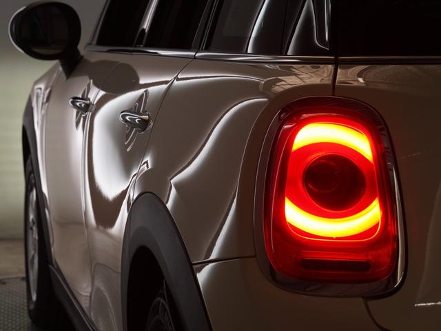 MINI クーパー 禁煙車 コンフォートアクセス バックカメラ リア障害物センサー ストレージコンパートメントパッケージ LEDヘッドライト 純正ナビ ETC 整備付(38枚目)
