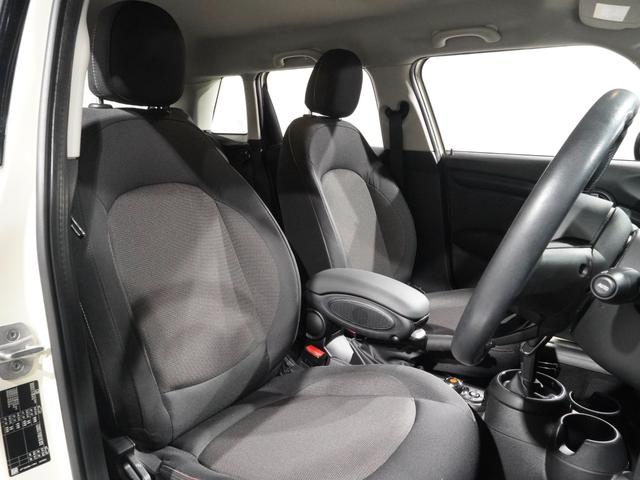 ＭＩＮＩ クーパー　禁煙車　コンフォートアクセス　アシスト　バックカメラ　前後障害物センサー　衝突被害軽減ブレーキ　ＬＥＤヘッドライト　ストレージコンパートメントパッケージ　純正ナビ　ＥＴＣ　整備付（5枚目）