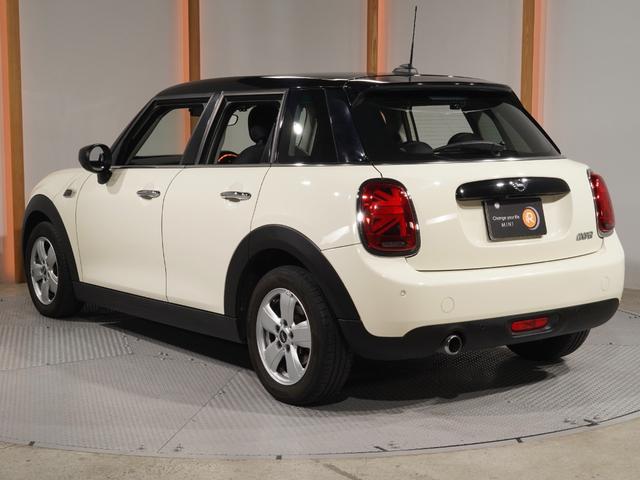 ＭＩＮＩ クーパー　禁煙車　コンフォートアクセス　アシスト　バックカメラ　前後障害物センサー　衝突被害軽減ブレーキ　ＬＥＤヘッドライト　ストレージコンパートメントパッケージ　純正ナビ　ＥＴＣ　整備付（10枚目）