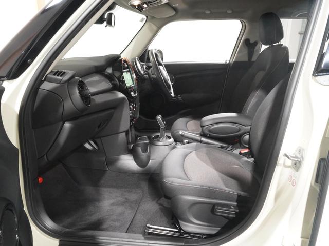 ＭＩＮＩ クーパー　禁煙車　コンフォートアクセス　アシスト　バックカメラ　前後障害物センサー　衝突被害軽減ブレーキ　ＬＥＤヘッドライト　ストレージコンパートメントパッケージ　純正ナビ　ＥＴＣ　整備付（12枚目）