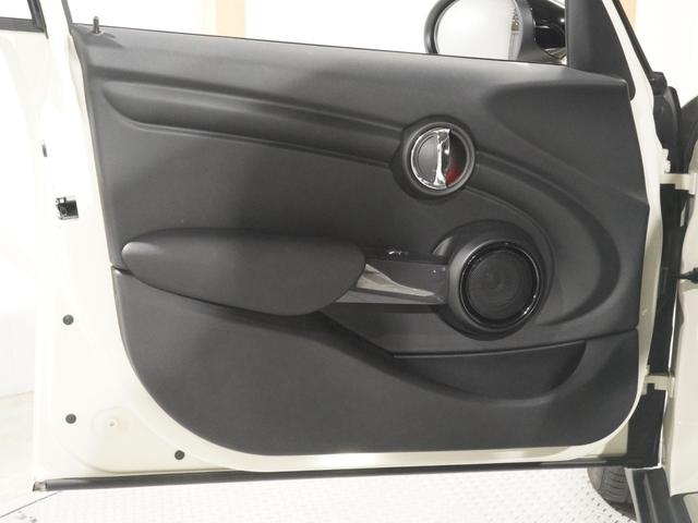 ＭＩＮＩ クーパー　禁煙車　コンフォートアクセス　アシスト　バックカメラ　前後障害物センサー　衝突被害軽減ブレーキ　ＬＥＤヘッドライト　ストレージコンパートメントパッケージ　純正ナビ　ＥＴＣ　整備付（14枚目）