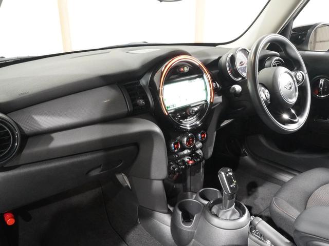 ＭＩＮＩ クーパー　禁煙車　コンフォートアクセス　アシスト　バックカメラ　前後障害物センサー　衝突被害軽減ブレーキ　ＬＥＤヘッドライト　ストレージコンパートメントパッケージ　純正ナビ　ＥＴＣ　整備付（15枚目）