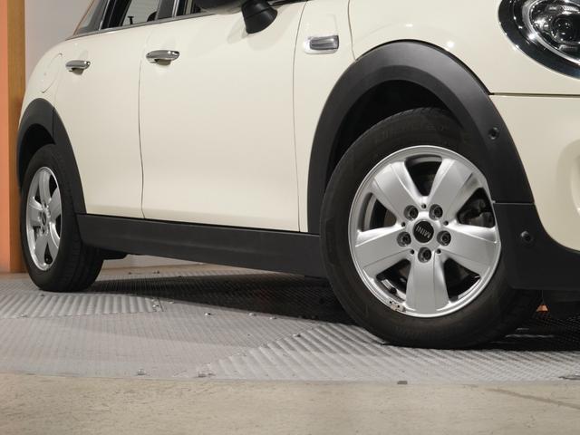 ＭＩＮＩ クーパー　禁煙車　コンフォートアクセス　アシスト　バックカメラ　前後障害物センサー　衝突被害軽減ブレーキ　ＬＥＤヘッドライト　ストレージコンパートメントパッケージ　純正ナビ　ＥＴＣ　整備付（20枚目）