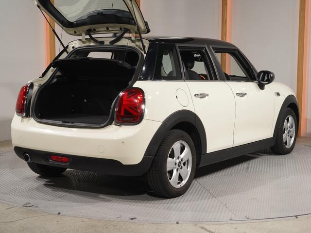ＭＩＮＩ クーパー　禁煙車　コンフォートアクセス　アシスト　バックカメラ　前後障害物センサー　衝突被害軽減ブレーキ　ＬＥＤヘッドライト　ストレージコンパートメントパッケージ　純正ナビ　ＥＴＣ　整備付（28枚目）