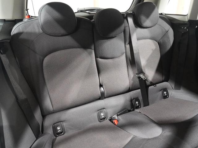 ＭＩＮＩ クーパー　禁煙車　コンフォートアクセス　アシスト　バックカメラ　前後障害物センサー　衝突被害軽減ブレーキ　ＬＥＤヘッドライト　ストレージコンパートメントパッケージ　純正ナビ　ＥＴＣ　整備付（34枚目）