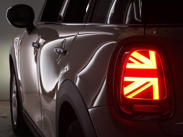 ＭＩＮＩ クーパー　禁煙車　コンフォートアクセス　アシスト　バックカメラ　前後障害物センサー　衝突被害軽減ブレーキ　ＬＥＤヘッドライト　ストレージコンパートメントパッケージ　純正ナビ　ＥＴＣ　整備付（39枚目）