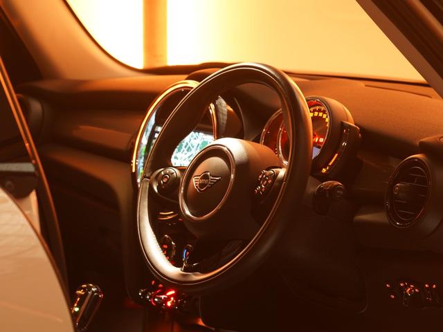ＭＩＮＩ クーパー　禁煙車　コンフォートアクセス　アシスト　バックカメラ　前後障害物センサー　衝突被害軽減ブレーキ　ＬＥＤヘッドライト　ストレージコンパートメントパッケージ　純正ナビ　ＥＴＣ　整備付（40枚目）