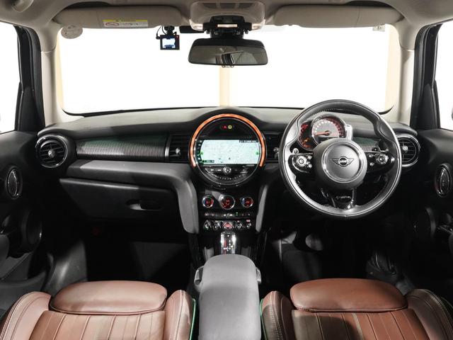 ＭＩＮＩ クーパーＳ　６０イヤーズエディション　限定車　禁煙車　ワンオーナー　専用装備　レザーシート　シートヒーター　アクティブクルコン　バックカメラ　前後障害物センサー　パーキングシスト　ドライビングモード　純正ナビ　ＥＴＣ２．０　整備付（4枚目）