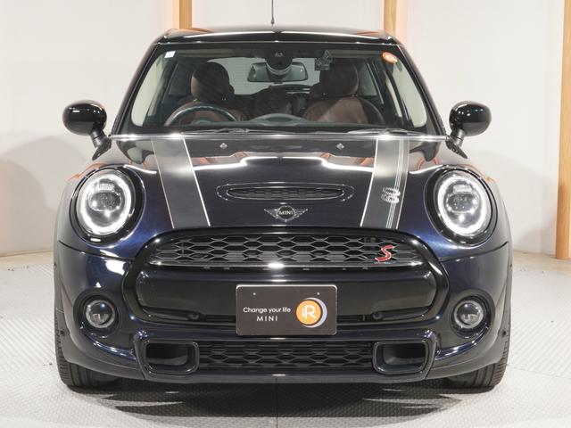 ＭＩＮＩ クーパーＳ　６０イヤーズエディション　限定車　禁煙車　ワンオーナー　専用装備　レザーシート　シートヒーター　アクティブクルコン　バックカメラ　前後障害物センサー　パーキングシスト　ドライビングモード　純正ナビ　ＥＴＣ２．０　整備付（8枚目）