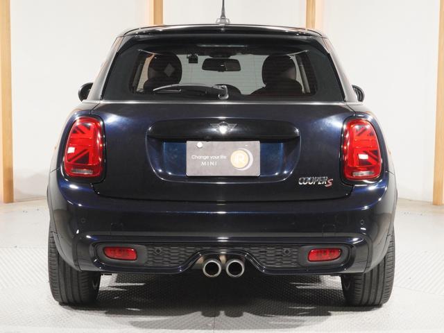 ＭＩＮＩ クーパーＳ　６０イヤーズエディション　限定車　禁煙車　ワンオーナー　専用装備　レザーシート　シートヒーター　アクティブクルコン　バックカメラ　前後障害物センサー　パーキングシスト　ドライビングモード　純正ナビ　ＥＴＣ２．０　整備付（9枚目）
