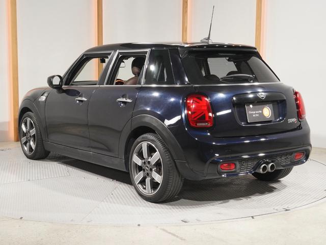 ＭＩＮＩ クーパーＳ　６０イヤーズエディション　限定車　禁煙車　ワンオーナー　専用装備　レザーシート　シートヒーター　アクティブクルコン　バックカメラ　前後障害物センサー　パーキングシスト　ドライビングモード　純正ナビ　ＥＴＣ２．０　整備付（10枚目）