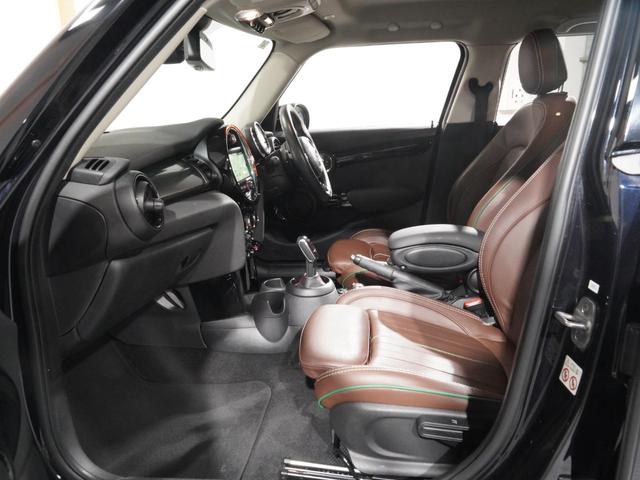ＭＩＮＩ クーパーＳ　６０イヤーズエディション　限定車　禁煙車　ワンオーナー　専用装備　レザーシート　シートヒーター　アクティブクルコン　バックカメラ　前後障害物センサー　パーキングシスト　ドライビングモード　純正ナビ　ＥＴＣ２．０　整備付（12枚目）