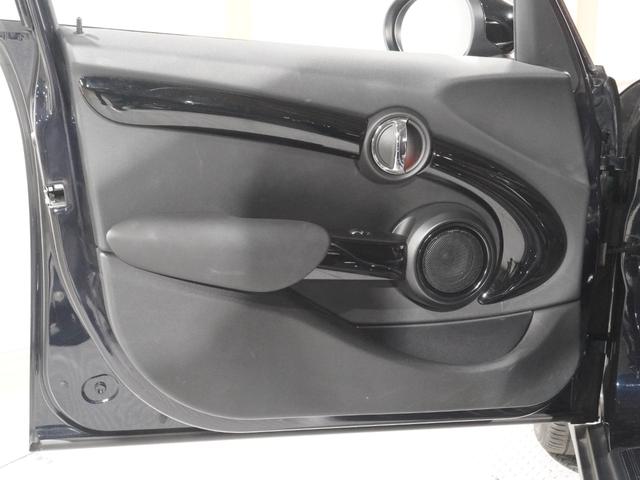 ＭＩＮＩ クーパーＳ　６０イヤーズエディション　限定車　禁煙車　ワンオーナー　専用装備　レザーシート　シートヒーター　アクティブクルコン　バックカメラ　前後障害物センサー　パーキングシスト　ドライビングモード　純正ナビ　ＥＴＣ２．０　整備付（14枚目）