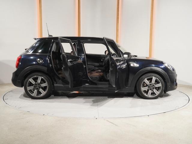ＭＩＮＩ クーパーＳ　６０イヤーズエディション　限定車　禁煙車　ワンオーナー　専用装備　レザーシート　シートヒーター　アクティブクルコン　バックカメラ　前後障害物センサー　パーキングシスト　ドライビングモード　純正ナビ　ＥＴＣ２．０　整備付（24枚目）