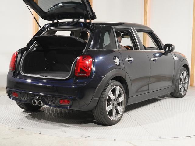 ＭＩＮＩ クーパーＳ　６０イヤーズエディション　限定車　禁煙車　ワンオーナー　専用装備　レザーシート　シートヒーター　アクティブクルコン　バックカメラ　前後障害物センサー　パーキングシスト　ドライビングモード　純正ナビ　ＥＴＣ２．０　整備付（29枚目）