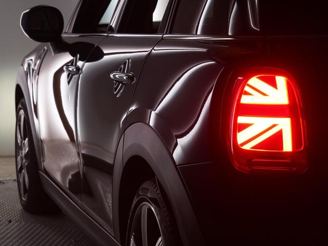 ＭＩＮＩ クーパーＳ　６０イヤーズエディション　限定車　禁煙車　ワンオーナー　専用装備　レザーシート　シートヒーター　アクティブクルコン　バックカメラ　前後障害物センサー　パーキングシスト　ドライビングモード　純正ナビ　ＥＴＣ２．０　整備付（39枚目）