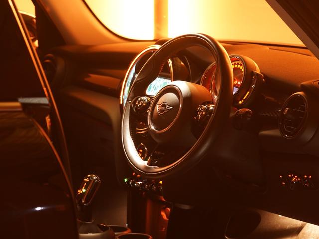 ＭＩＮＩ クーパーＳ　６０イヤーズエディション　限定車　禁煙車　ワンオーナー　専用装備　レザーシート　シートヒーター　アクティブクルコン　バックカメラ　前後障害物センサー　パーキングシスト　ドライビングモード　純正ナビ　ＥＴＣ２．０　整備付（40枚目）