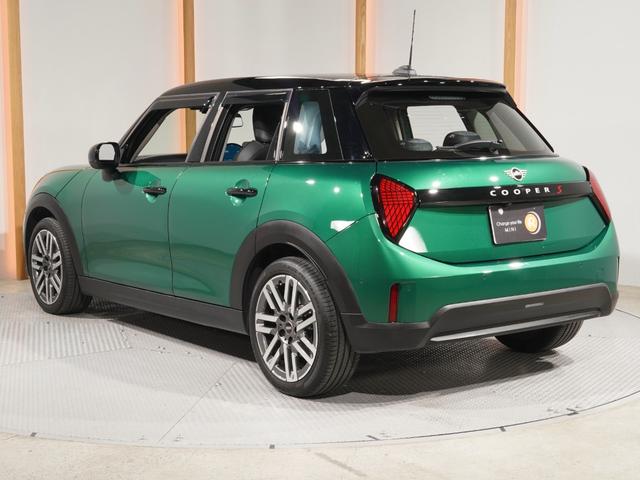 ＭＩＮＩ クーパーＳ　クラシック・トリム　ベスキン／クロス　シート＆ハンドルヒーター　前後カメラ　レーンアシスト　ＡｐｐｌｅＣａｒＰｌａｙ　純正ナビ　ワイヤレスチャージ　ペダル踏み間違い抑制機能　後車衝突警告機能　ＥＴＣ２．０　整備付（11枚目）