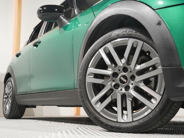 ＭＩＮＩ クーパーＳ　クラシック・トリム　ベスキン／クロス　シート＆ハンドルヒーター　前後カメラ　レーンアシスト　ＡｐｐｌｅＣａｒＰｌａｙ　純正ナビ　ワイヤレスチャージ　ペダル踏み間違い抑制機能　後車衝突警告機能　ＥＴＣ２．０　整備付（21枚目）