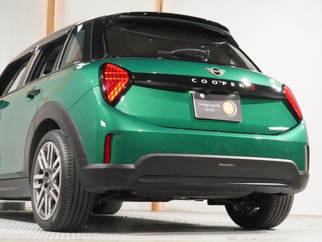 ＭＩＮＩ クーパーＳ　クラシック・トリム　ベスキン／クロス　シート＆ハンドルヒーター　前後カメラ　レーンアシスト　ＡｐｐｌｅＣａｒＰｌａｙ　純正ナビ　ワイヤレスチャージ　ペダル踏み間違い抑制機能　後車衝突警告機能　ＥＴＣ２．０　整備付（28枚目）