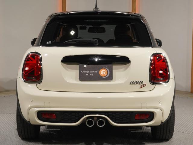 ＭＩＮＩ クーパーＳＤ　バックカメラ　前後障害物センサー　パーキングアシスト　アクティブクルコン　コンフォートアクセス　ストレージコンパートメントパッケージ　ＣＡＢＡＮＡカバー　純正ナビ　ＥＴＣ２．０　整備付（9枚目）