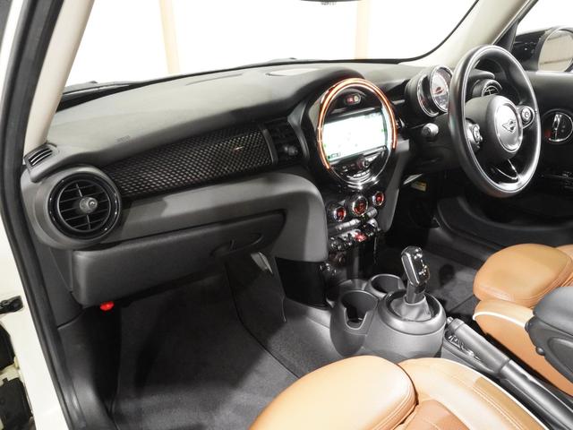 ＭＩＮＩ クーパーＳＤ　バックカメラ　前後障害物センサー　パーキングアシスト　アクティブクルコン　コンフォートアクセス　ストレージコンパートメントパッケージ　ＣＡＢＡＮＡカバー　純正ナビ　ＥＴＣ２．０　整備付（15枚目）