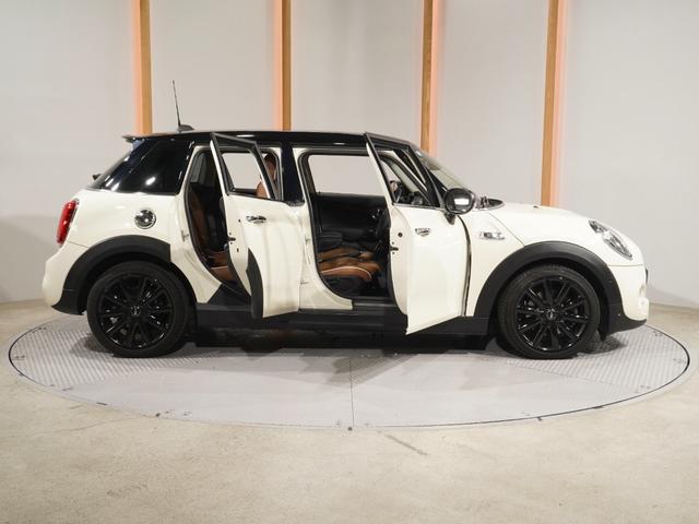 ＭＩＮＩ クーパーＳＤ　バックカメラ　前後障害物センサー　パーキングアシスト　アクティブクルコン　コンフォートアクセス　ストレージコンパートメントパッケージ　ＣＡＢＡＮＡカバー　純正ナビ　ＥＴＣ２．０　整備付（24枚目）