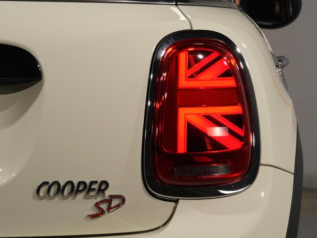 ＭＩＮＩ クーパーＳＤ　バックカメラ　前後障害物センサー　パーキングアシスト　アクティブクルコン　コンフォートアクセス　ストレージコンパートメントパッケージ　ＣＡＢＡＮＡカバー　純正ナビ　ＥＴＣ２．０　整備付（27枚目）