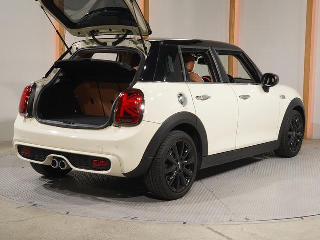 ＭＩＮＩ クーパーＳＤ　バックカメラ　前後障害物センサー　パーキングアシスト　アクティブクルコン　コンフォートアクセス　ストレージコンパートメントパッケージ　ＣＡＢＡＮＡカバー　純正ナビ　ＥＴＣ２．０　整備付（28枚目）
