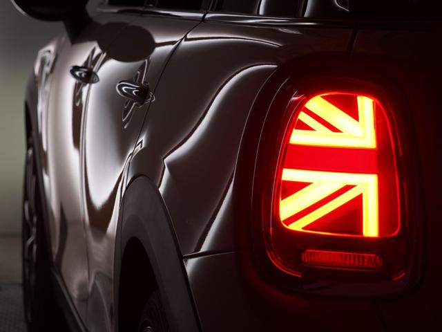 ＭＩＮＩ クーパーＳＤ　バックカメラ　前後障害物センサー　パーキングアシスト　アクティブクルコン　コンフォートアクセス　ストレージコンパートメントパッケージ　ＣＡＢＡＮＡカバー　純正ナビ　ＥＴＣ２．０　整備付（38枚目）