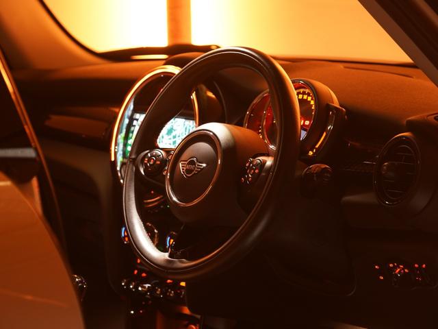 ＭＩＮＩ クーパーＳＤ　バックカメラ　前後障害物センサー　パーキングアシスト　アクティブクルコン　コンフォートアクセス　ストレージコンパートメントパッケージ　ＣＡＢＡＮＡカバー　純正ナビ　ＥＴＣ２．０　整備付（39枚目）