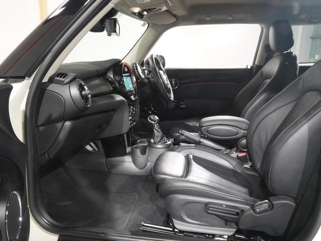 ＭＩＮＩ クーパーＳＤ　禁煙車　ワンオーナー　Ｙｏｕｒｓ　レザーシート／アルミホイール　シートヒーター　パーキングアシスト　バックカメラ　前後障害物センサー　アクティブクルコン　純正ナビ　ＥＴＣ２．０　整備付（12枚目）