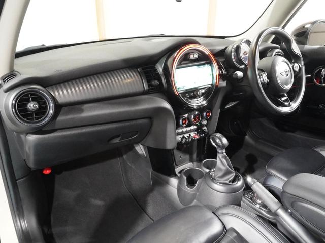 ＭＩＮＩ クーパーＳＤ　禁煙車　ワンオーナー　Ｙｏｕｒｓ　レザーシート／アルミホイール　シートヒーター　パーキングアシスト　バックカメラ　前後障害物センサー　アクティブクルコン　純正ナビ　ＥＴＣ２．０　整備付（15枚目）