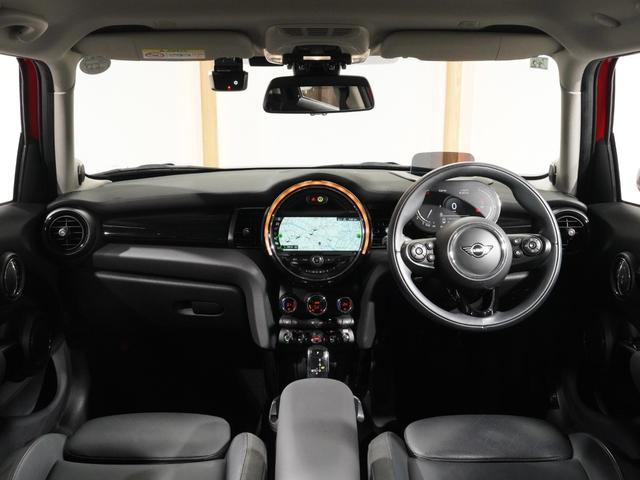 ＭＩＮＩ クーパーＳ　禁煙車　レザーシート　シートヒーター　ｈａｒｍａｎ／ｋａｒｄｏｎ　ヘッドアップディスプレイ　バックカメラ　前後障害物センサー　パーキングアシスト　純正ナビ　ＥＴＣ２．０　整備付（4枚目）