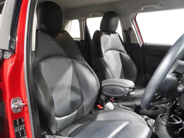 ＭＩＮＩ クーパーＳ　禁煙車　レザーシート　シートヒーター　ｈａｒｍａｎ／ｋａｒｄｏｎ　ヘッドアップディスプレイ　バックカメラ　前後障害物センサー　パーキングアシスト　純正ナビ　ＥＴＣ２．０　整備付（5枚目）