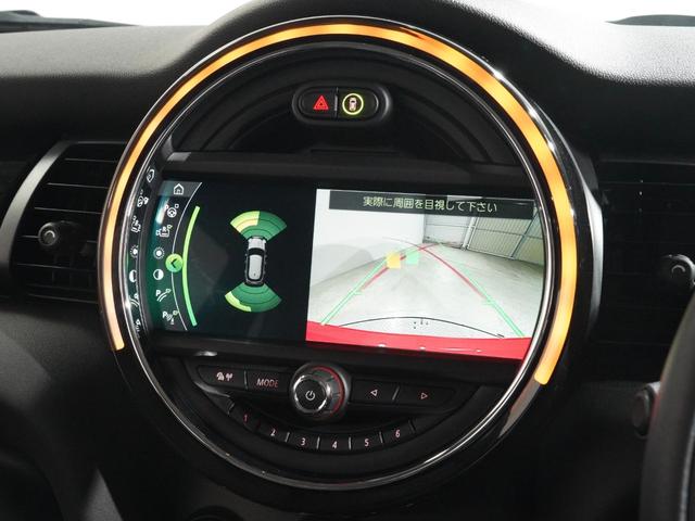 ＭＩＮＩ クーパーＳ　禁煙車　レザーシート　シートヒーター　ｈａｒｍａｎ／ｋａｒｄｏｎ　ヘッドアップディスプレイ　バックカメラ　前後障害物センサー　パーキングアシスト　純正ナビ　ＥＴＣ２．０　整備付（6枚目）