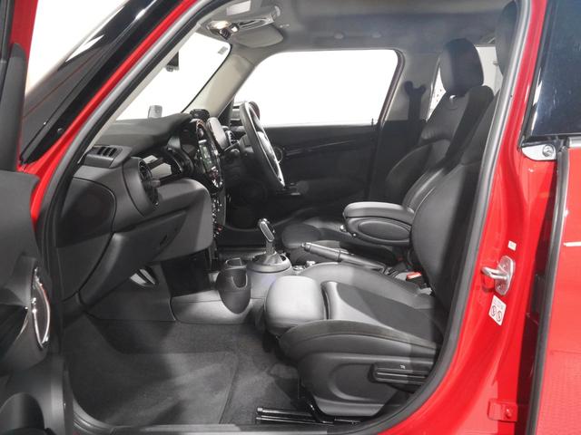 ＭＩＮＩ クーパーＳ　禁煙車　レザーシート　シートヒーター　ｈａｒｍａｎ／ｋａｒｄｏｎ　ヘッドアップディスプレイ　バックカメラ　前後障害物センサー　パーキングアシスト　純正ナビ　ＥＴＣ２．０　整備付（12枚目）
