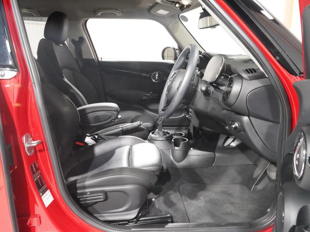 ＭＩＮＩ クーパーＳ　禁煙車　レザーシート　シートヒーター　ｈａｒｍａｎ／ｋａｒｄｏｎ　ヘッドアップディスプレイ　バックカメラ　前後障害物センサー　パーキングアシスト　純正ナビ　ＥＴＣ２．０　整備付（13枚目）