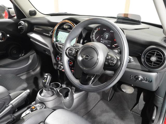 ＭＩＮＩ クーパーＳ　禁煙車　レザーシート　シートヒーター　ｈａｒｍａｎ／ｋａｒｄｏｎ　ヘッドアップディスプレイ　バックカメラ　前後障害物センサー　パーキングアシスト　純正ナビ　ＥＴＣ２．０　整備付（16枚目）