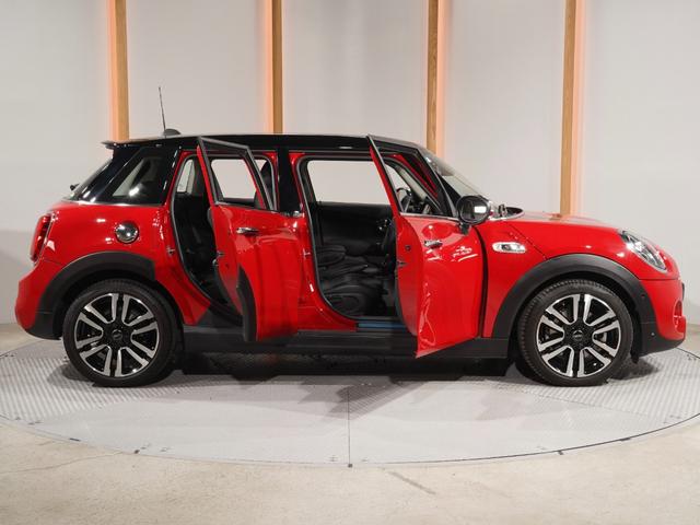ＭＩＮＩ クーパーＳ　禁煙車　レザーシート　シートヒーター　ｈａｒｍａｎ／ｋａｒｄｏｎ　ヘッドアップディスプレイ　バックカメラ　前後障害物センサー　パーキングアシスト　純正ナビ　ＥＴＣ２．０　整備付（24枚目）