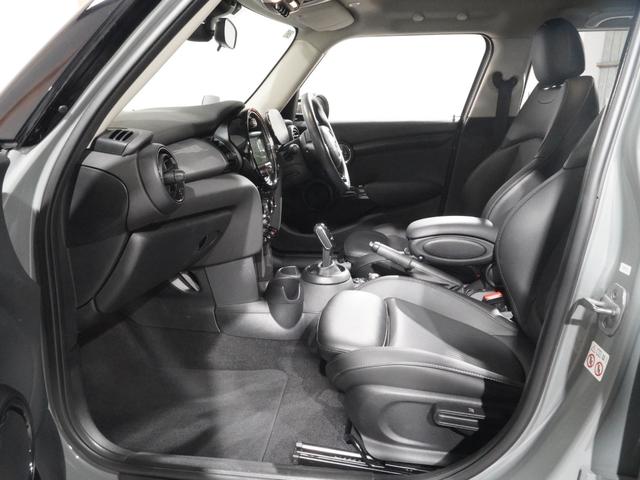 ＭＩＮＩ クーパー　禁煙車　レザレットシート　シートヒーター　ヘッドアップディスプレイ　パーキングアシスト　バックカメラ　前後障害物センサー　コンフォートアクセス　ＬＥＤヘッドライト　ＥＴＣ　整備付（12枚目）