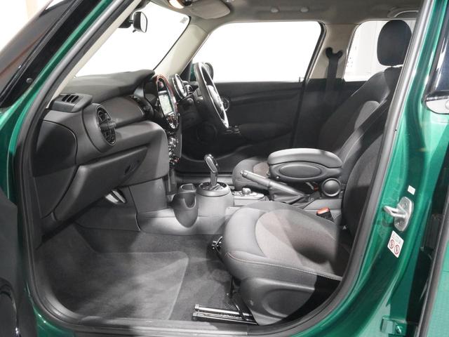 ＭＩＮＩ ヴィクトリア　禁煙車　ワンオーナー　専用装備　アームレスト　バックカメラ　スポーツレザーステアリング　衝突被害軽減ブレーキ　ＬＥＤヘッドライト　純正ナビ　ＥＴＣ　整備付（12枚目）