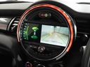 ＭＩＮＩ クーパーＳＤ　禁煙車　ヘッドアップディスプレイ　ＡｐｐｌｅＣａｒＰｌａｙ　ワイヤレスチャージ　純正ナビ　パーキングアシスト　リアカメラ　前後障害物センサー　アクティブクルコン　ドライビングモード　ＥＴＣ２．０整備付（6枚目）